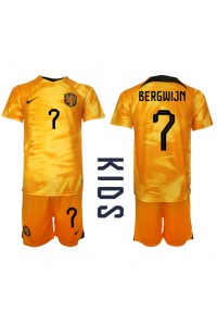 Nederland Steven Bergwijn #7 Babyklær Hjemme Fotballdrakt til barn VM 2022 Korte ermer (+ Korte bukser)